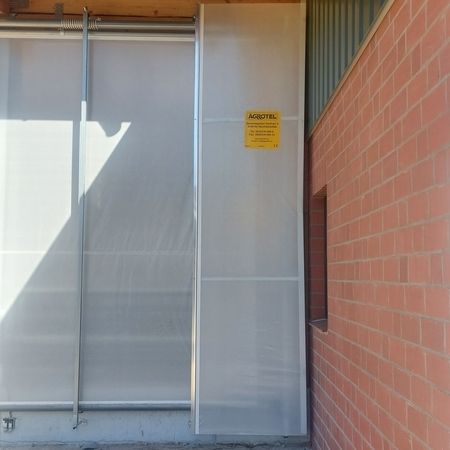 An der Stallmauer sieht man ein Agrotel Seitenlüftungssystem 4