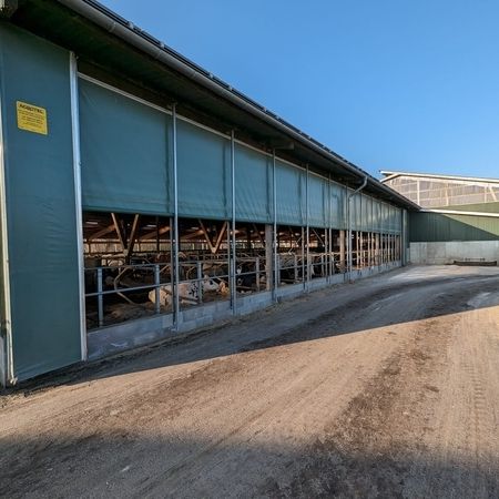 Ein Stall von außen mit einem Agrotel Seitenlüftungssystem 4